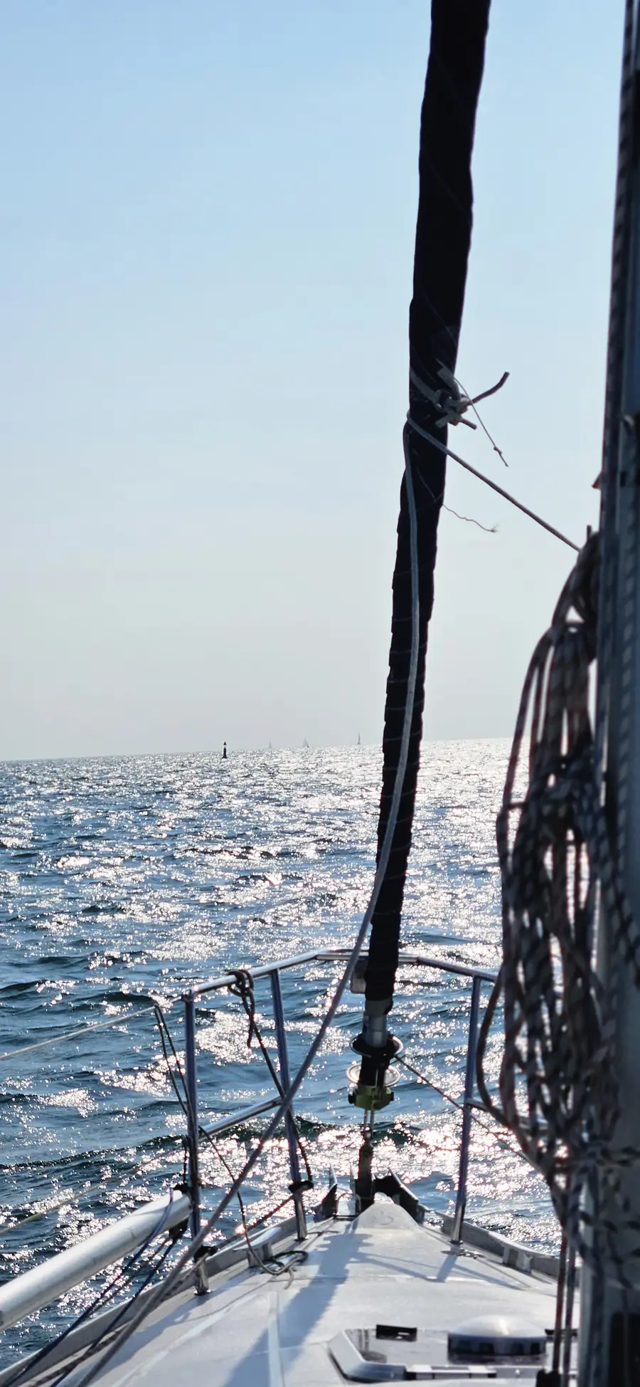 Arrivée en voilier dans le chenal du Fier d’Ars, au nord de l’Île de Ré