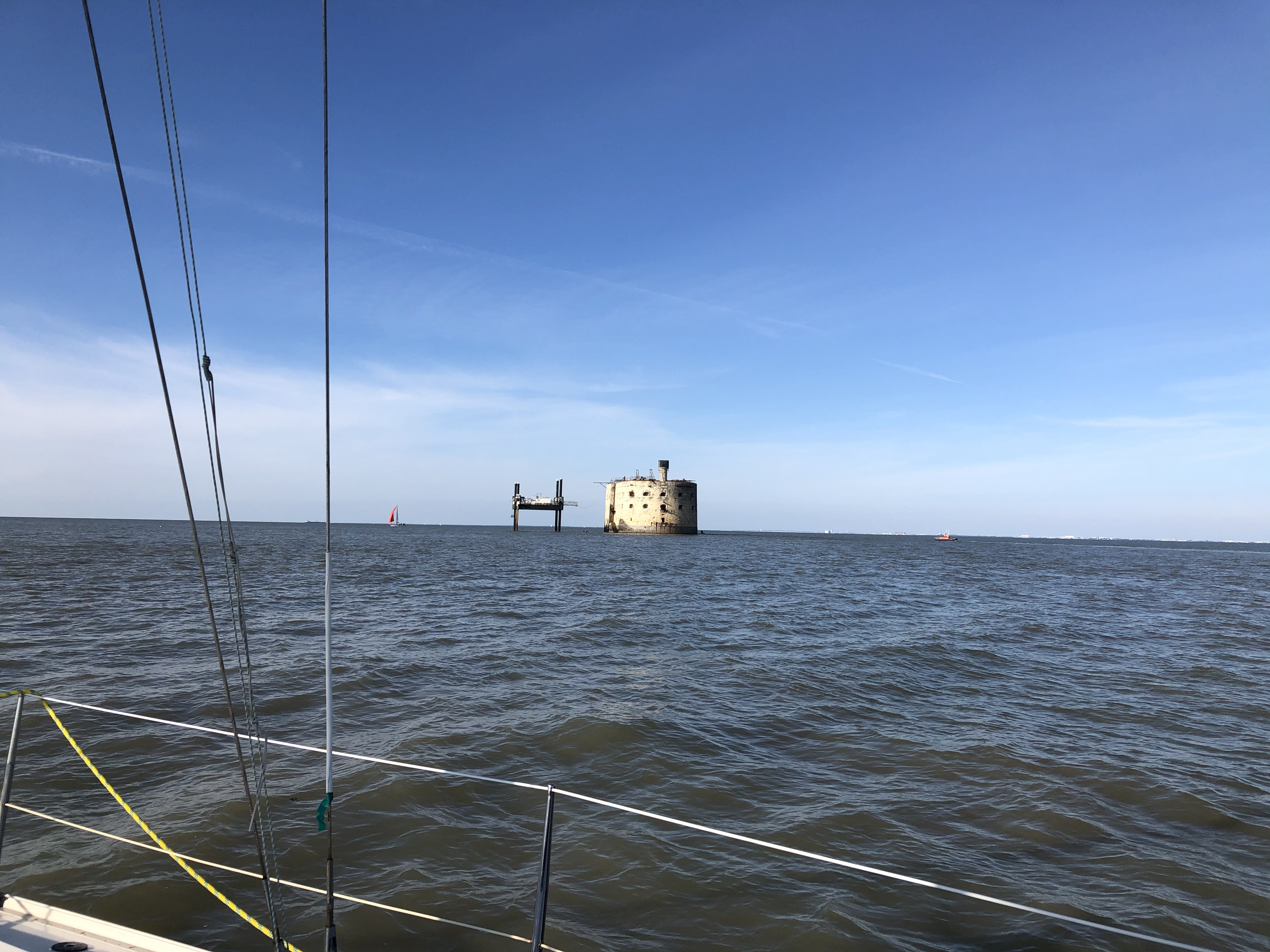 Voilier près de l'île d'Aix et Fort Boyard