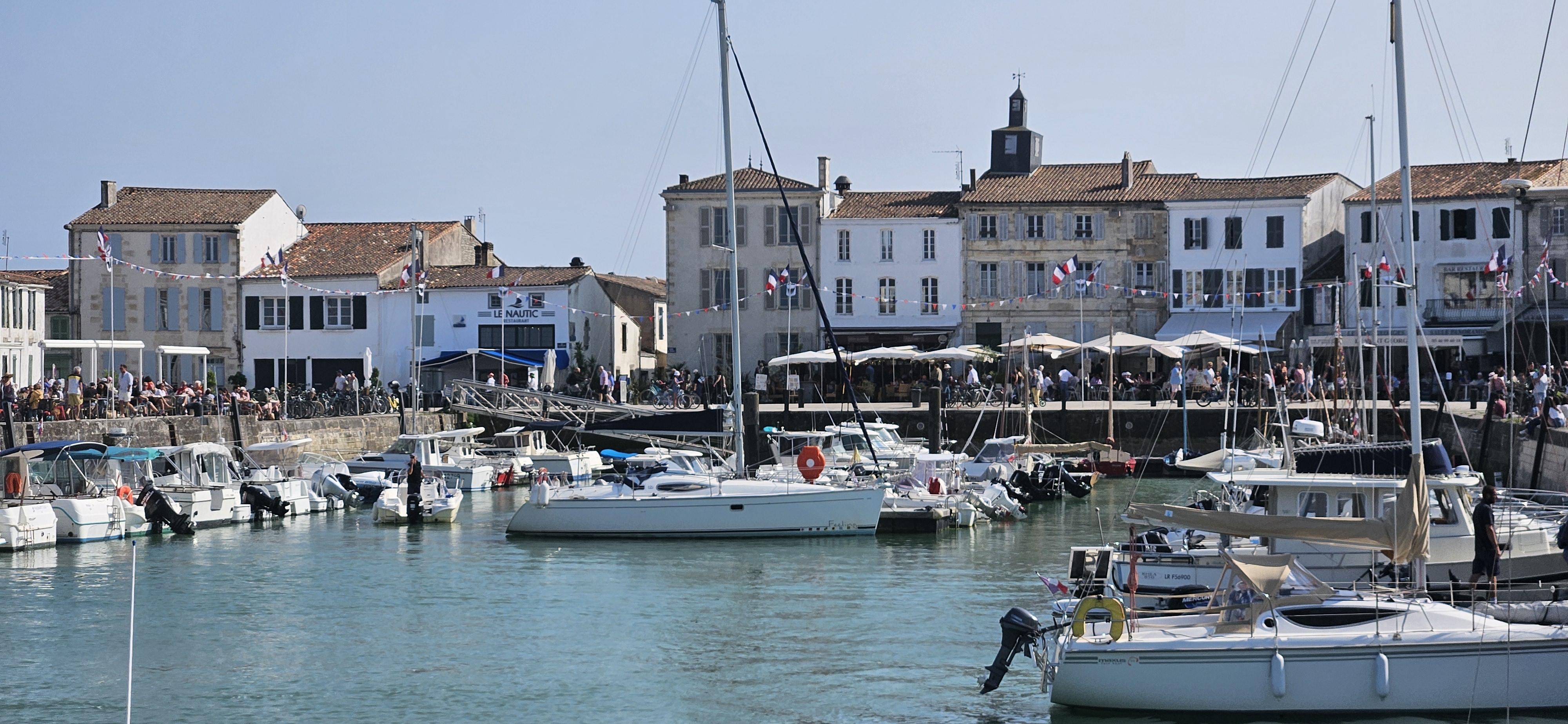 Navigation en voilier vers l'île de Ré depuis La Rochelle