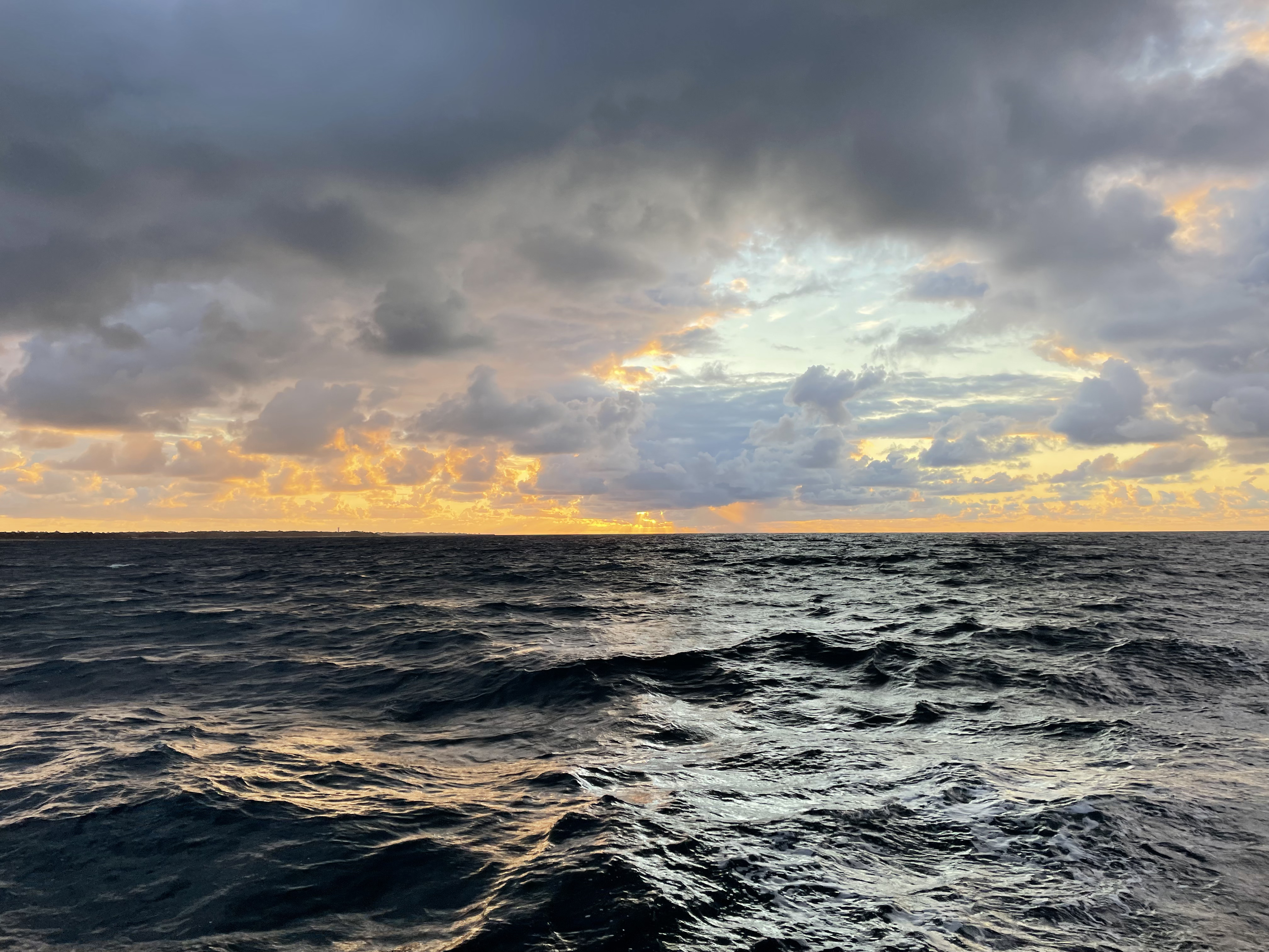 Île d’Yeu en voilier : escale et paysages océaniques
