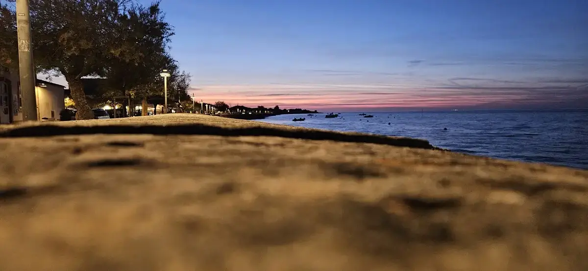 Port de La Flotte à l’Île de Ré au coucher du soleil, escale en voilier