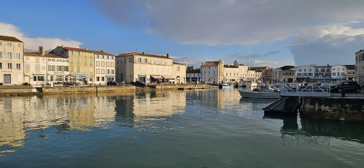 Voilier dans le bassin du port de Saint-Martin-de-Ré sur l’Île de Ré