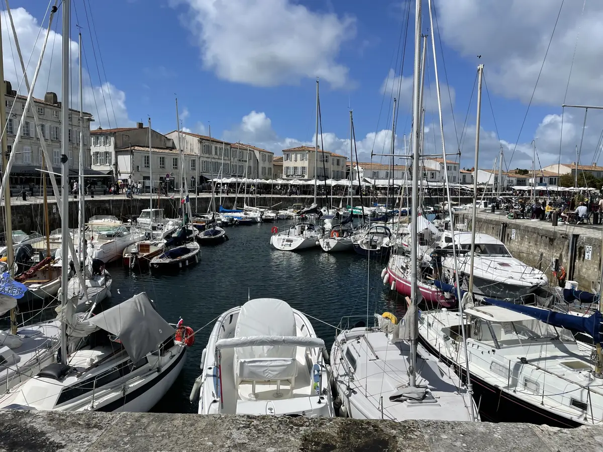 Port de Saint-Martin-de-Ré sur l’Île de Ré : bassin vu depuis le fond